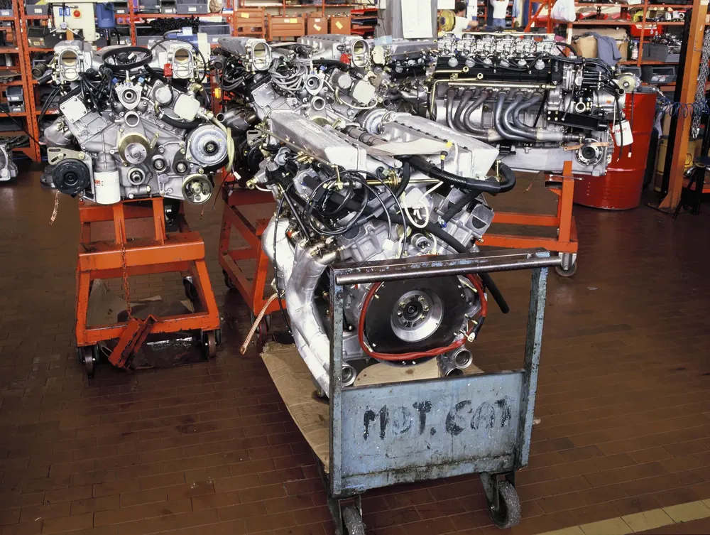 Samengestelde automotoren in een fabriek, diverse onderdelen op industriewagens tentoongesteld.