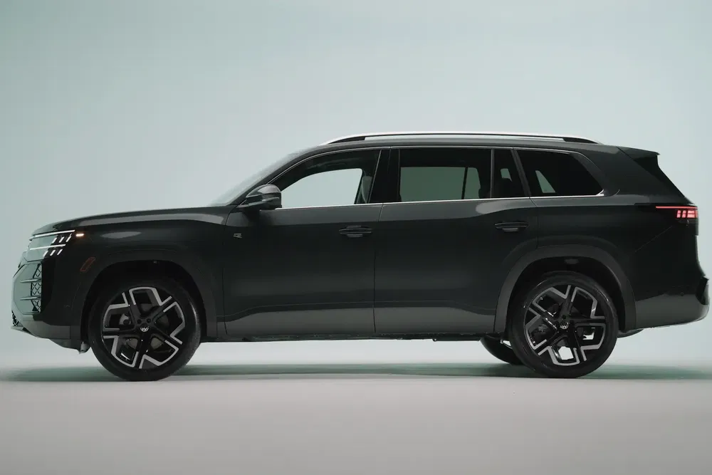 Zijaanzicht van de moderne zwarte Honda SUV met strak ontwerp en aerodynamisch profiel.
