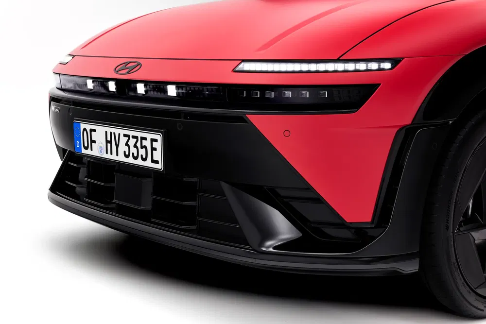 Hyundai Ioniq 6 rouge, avant avec phares LED élégants et plaque allemande.