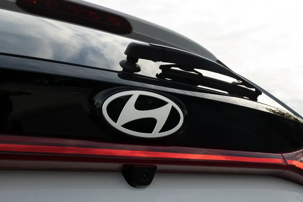 Logo Hyundai sur le hayon arrière brillant avec caméra de recul intégrée, moderne et élégant.