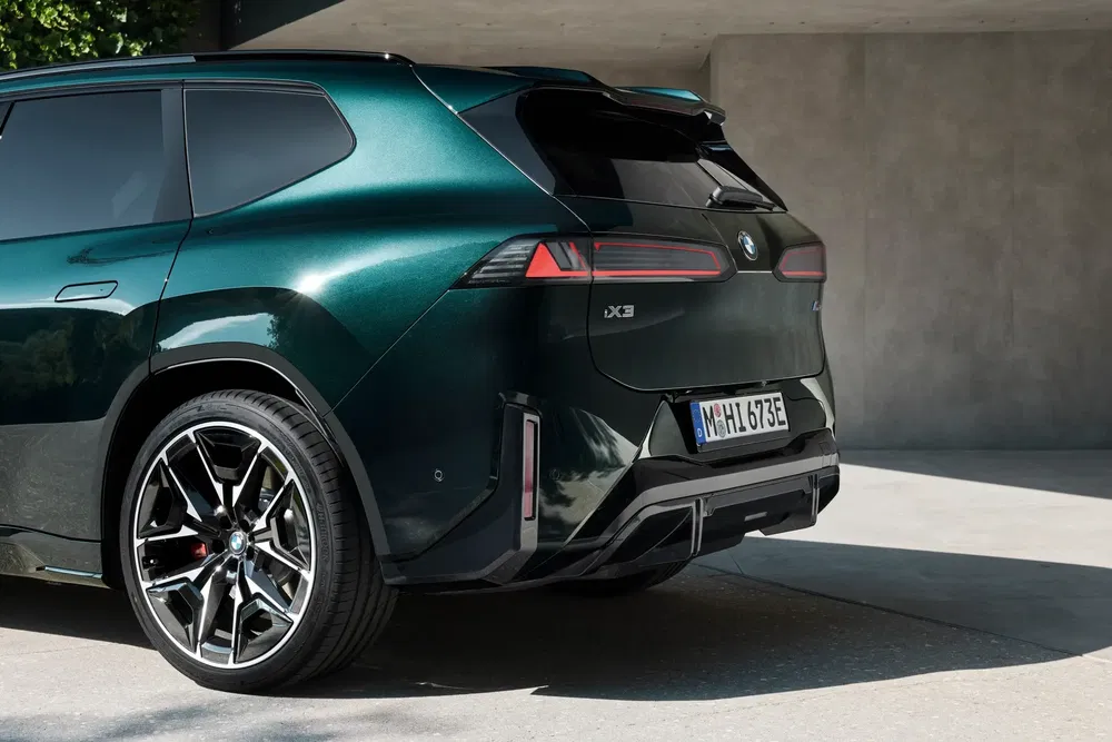 Vue arrière d'une BMW iX3 verte, soulignant le design moderne et les feux arrière LED.