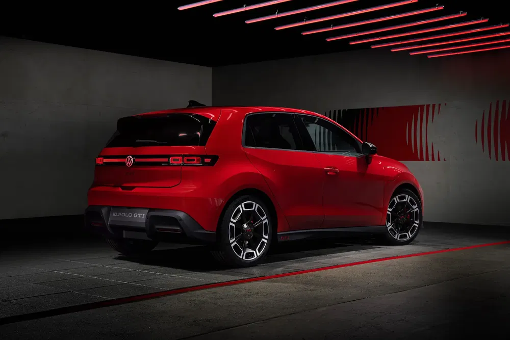 Volkswagen Polo GTI rouge stationnée dans un garage moderne avec éclairage LED rouge.