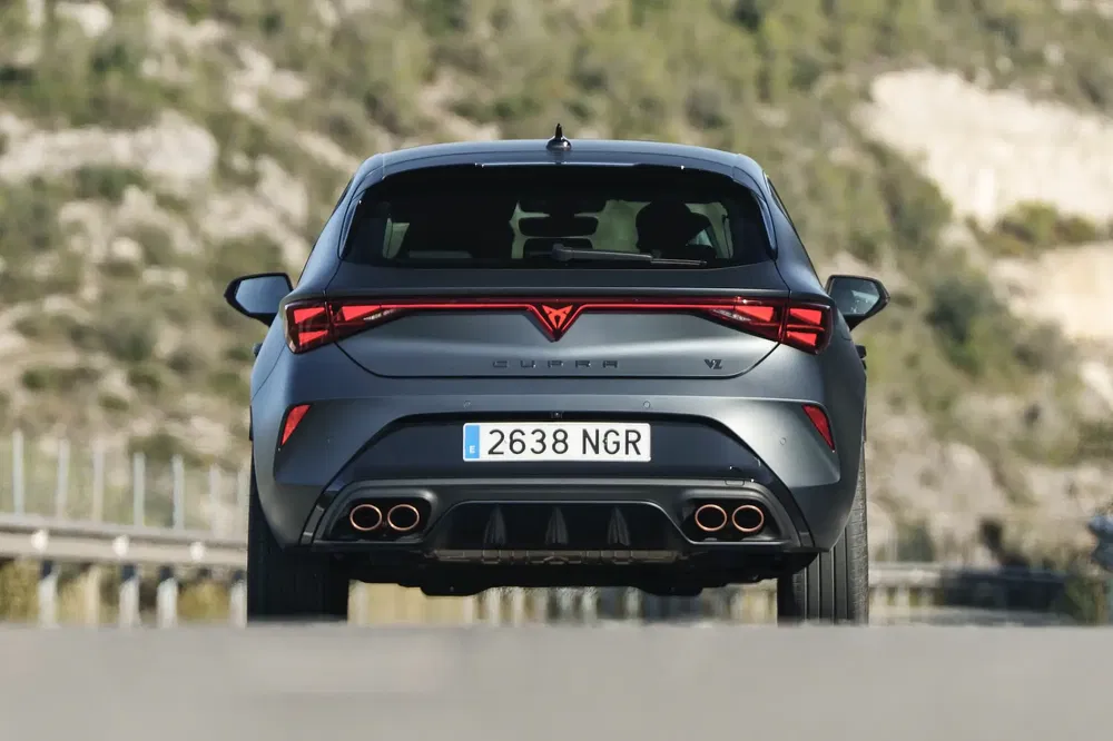 Achterkant van de Cupra Leon VZ 2023 met Spaanse nummerplaat.