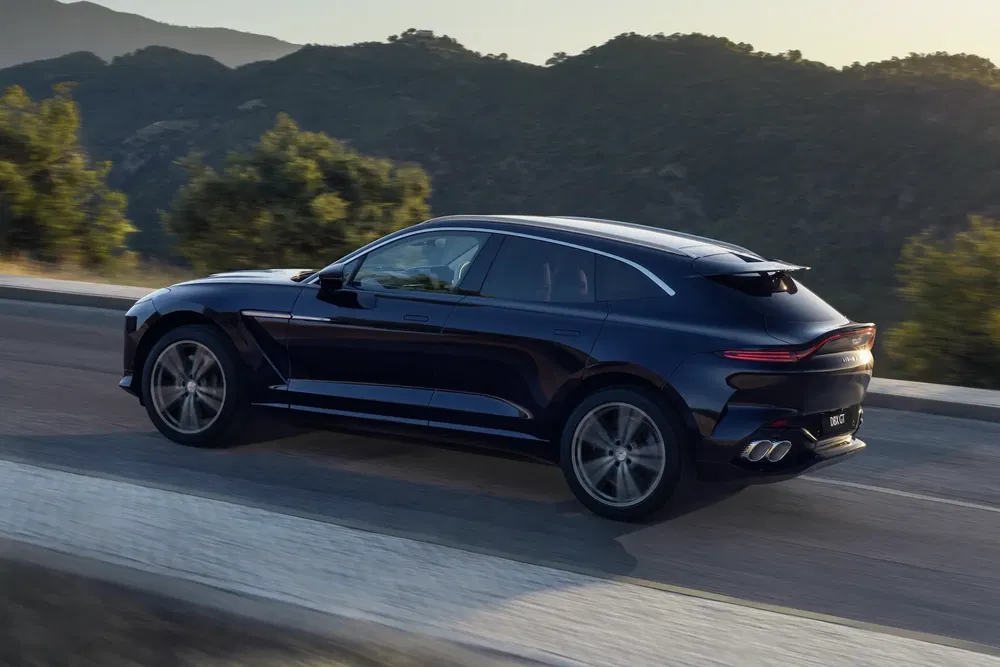 SUV sportif roulant sur une route de montagne, avec design moderne et élégant.