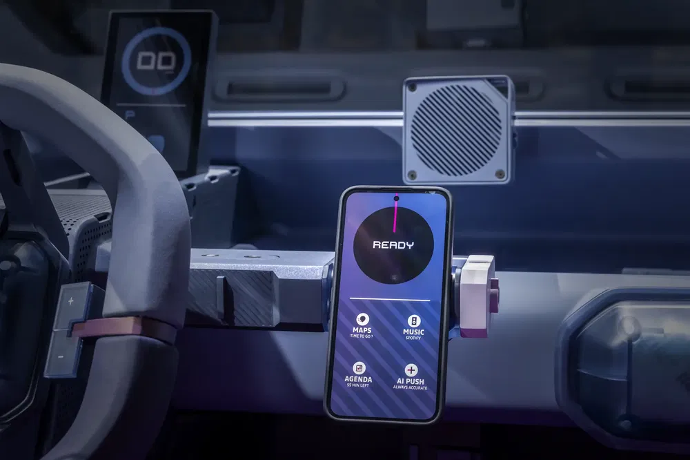 Futuristisch auto-interieur met digitaal scherm en smartphone met rij-apps overzicht.