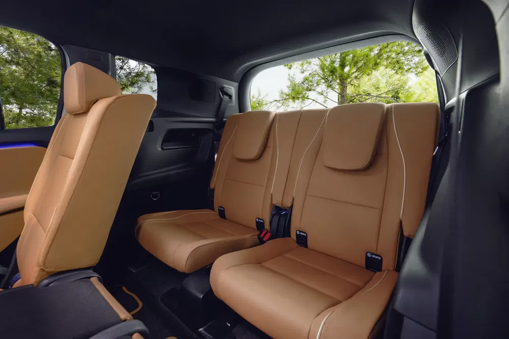 SUV-interieur met beige lederen stoelen, zicht op ruime en elegante achterste rij.