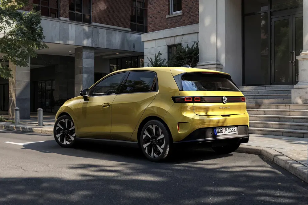Gele Volkswagen ID.2 geparkeerd bij een gebouw in de stad, modern compact ontwerp.