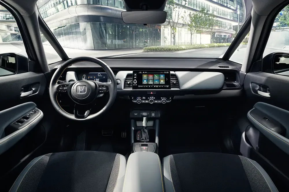 Moderne interieur van de Honda Fit met touchscreen en multifunctioneel stuurwiel.