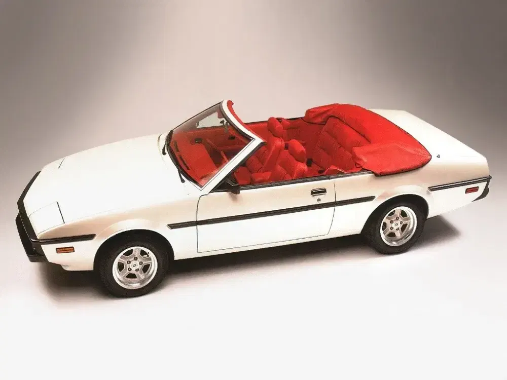 Witte cabriolet met felrood interieur, klassiek jaren 80 ontwerp, retrostijl elegantie.