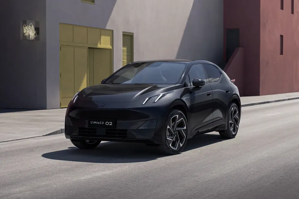 Zwarte Lynk & Co 02 crossover op een moderne stedelijke straat.