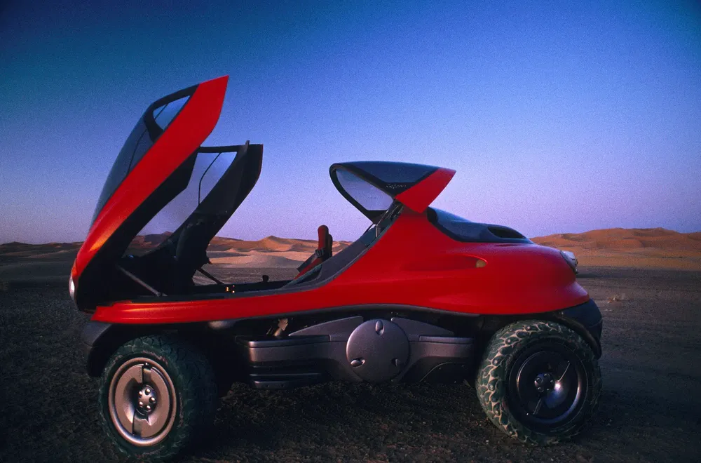 Futuristische Renault Koleos conceptauto uit de jaren '90 in de woestijn.