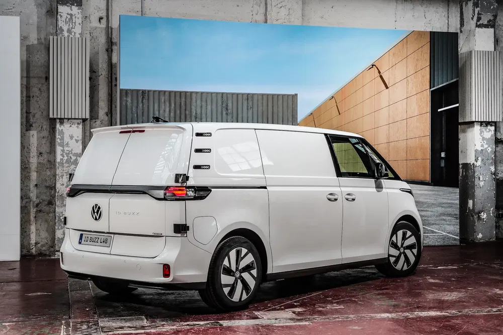 Volkswagen ID. Buzz Cargo blanc garé dans un entrepôt moderne, design futuriste et minimaliste.