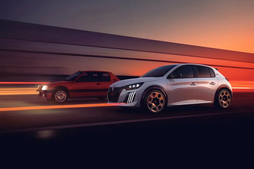 Deux voitures Peugeot roulant à grande vitesse au coucher du soleil, créant une ambiance dynamique.