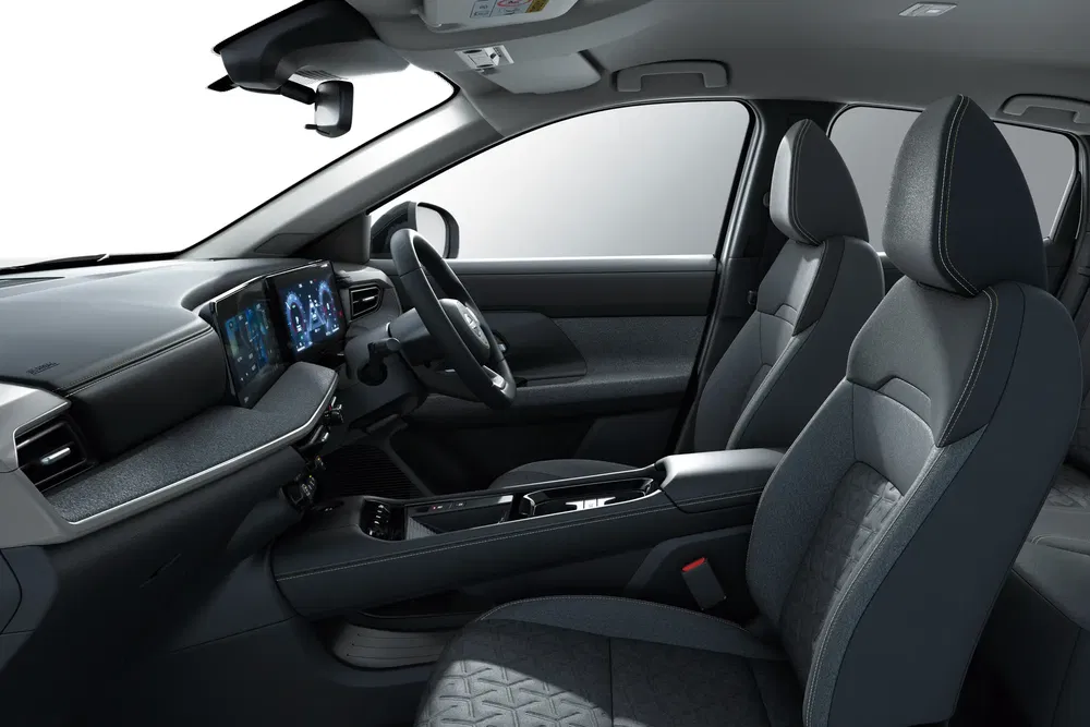 Modern SUV-interieur met digitaal dashboard en elegante grijze stoffen stoelen.