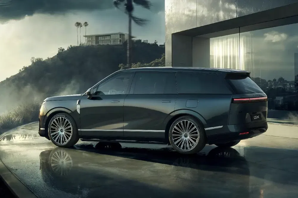 {"fr":"SUV Lincoln moderne devant un bâtiment, avec vue panoramique sur les collines au crépuscule.","nl":"Moderne Lincoln SUV voor een gebouw, met panoramisch uitzicht op heuvels bij schemering."}