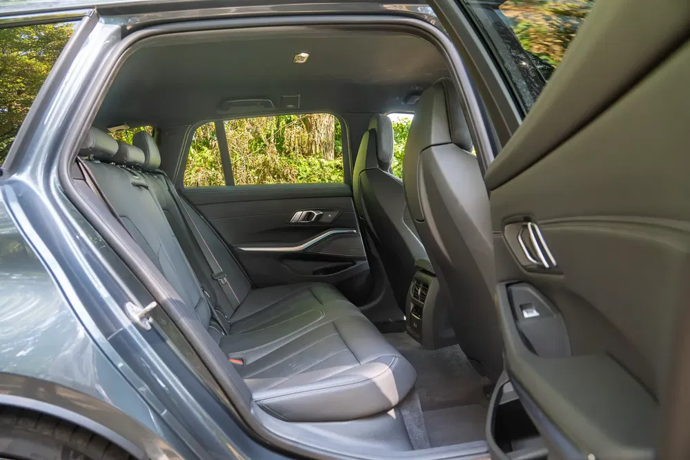 Ruime interieur en modern design van een BMW 3 Serie, achterbank in leer.