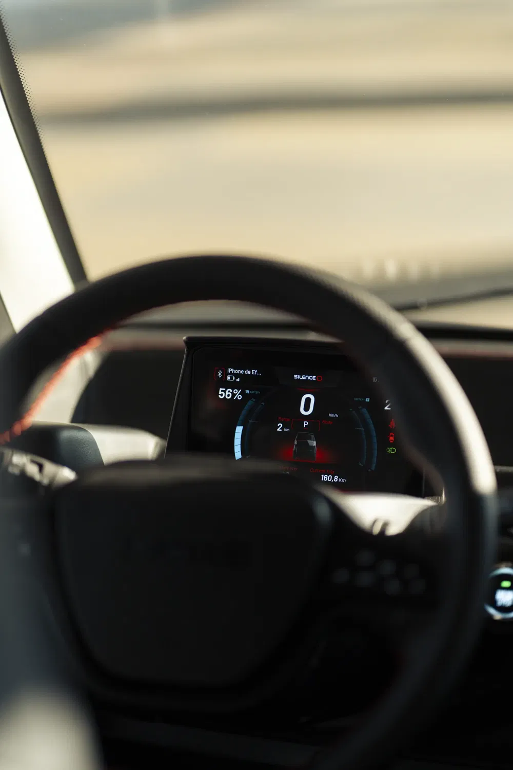 Elektrische auto-interieur met digitaal dashboard van Silence S04 met 56% accuvermogen.