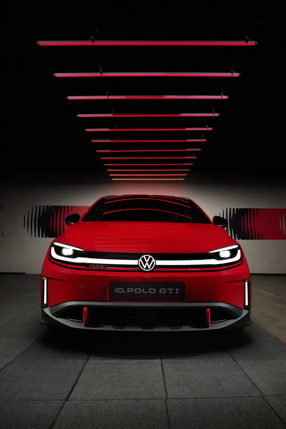 Volkswagen ID.Polo GTI rouge sous des lumières LED modernes, design sportif et élégant.