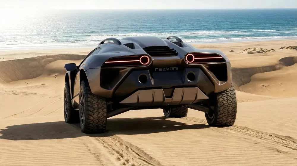 Rezvani Beast sur sable en bord de mer, design sportif et robuste.
