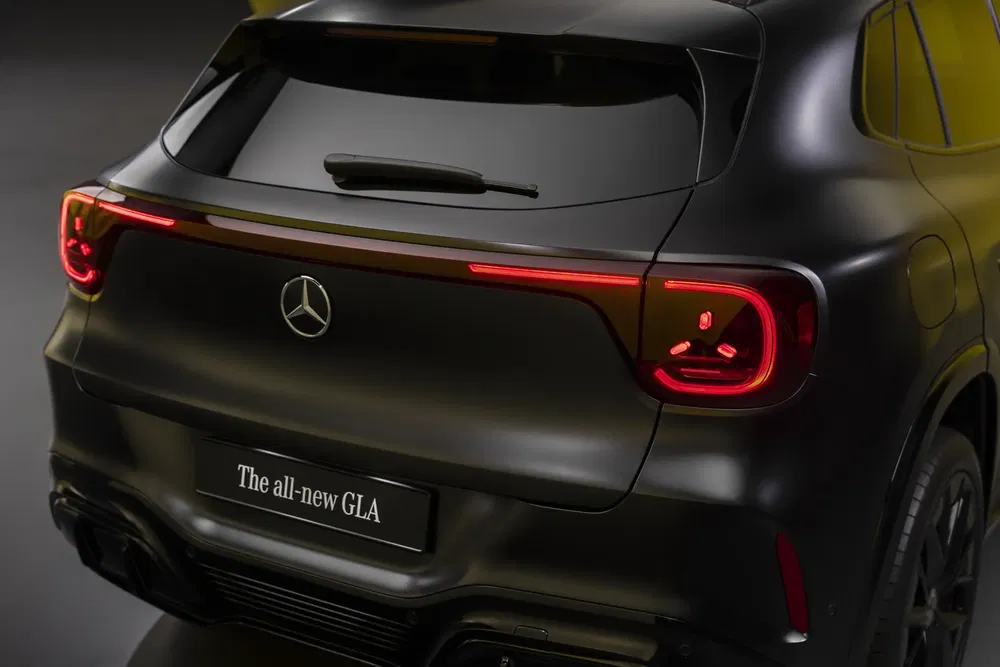 Arrière de la Mercedes-Benz GLA 2023, design élégant avec feux arrière LED distinctifs.