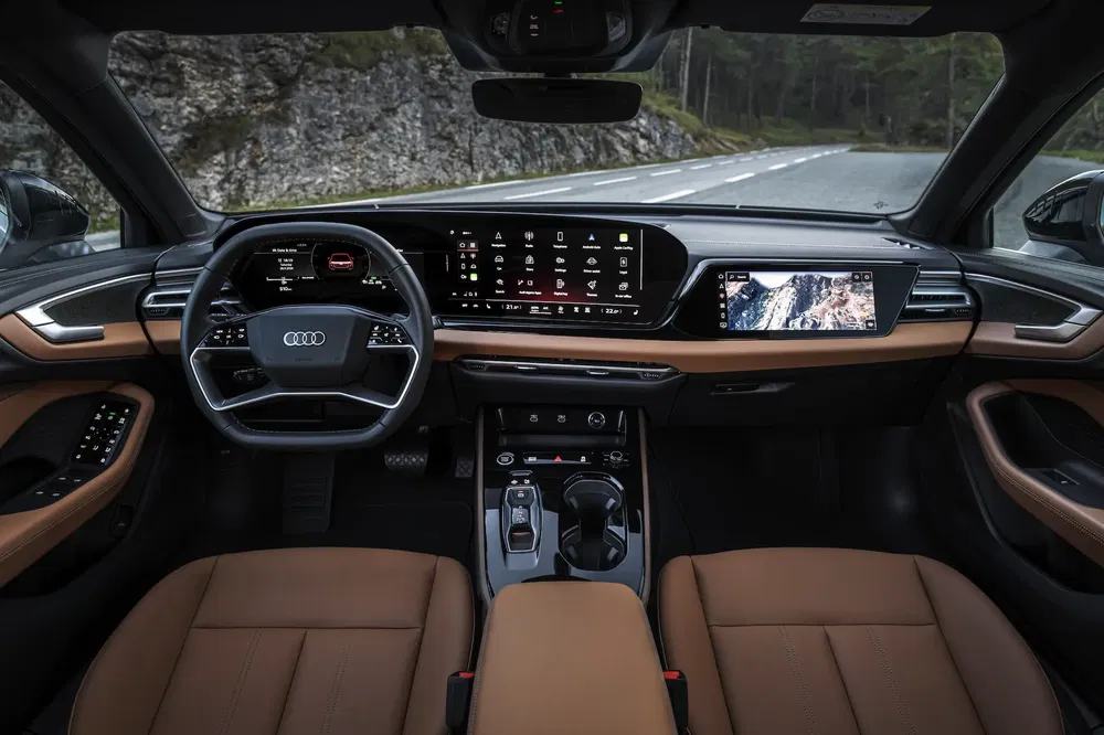 Intérieur luxueux de l'Audi Q8 avec tableau de bord numérique moderne.