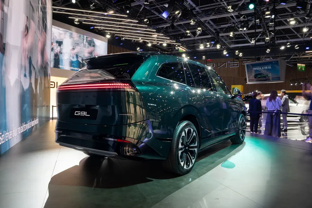 SUV BYD G9L, éclairage LED élégant, présenté lors d'un salon automobile moderne.