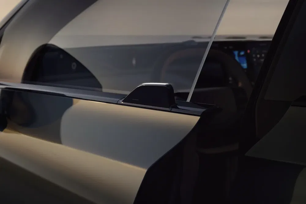 Fenêtre d'une voiture Tesla avec poignée de porte rétractable moderne et élégante.