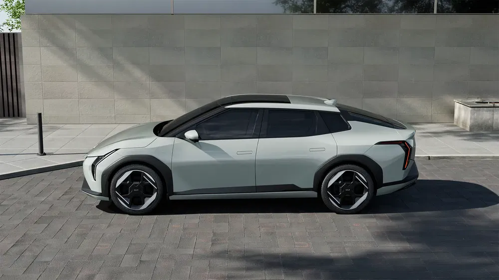 Moderne grijze Citroën Oli concept auto geparkeerd op bestrate weg voor betonnen muur.