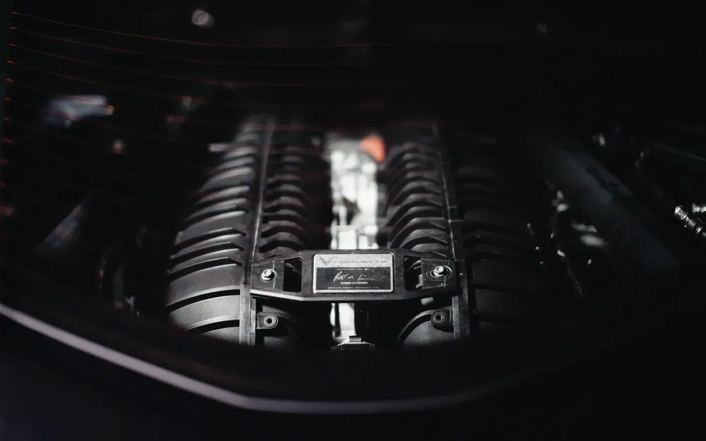 Hogeprestatiemotor van de Lamborghini Gallardo, zicht onder de achterklep.