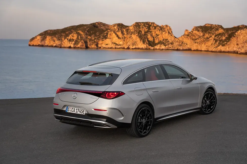 Mercedes CLA Shooting Brake argentée sur route côtière avec falaise en arrière-plan.