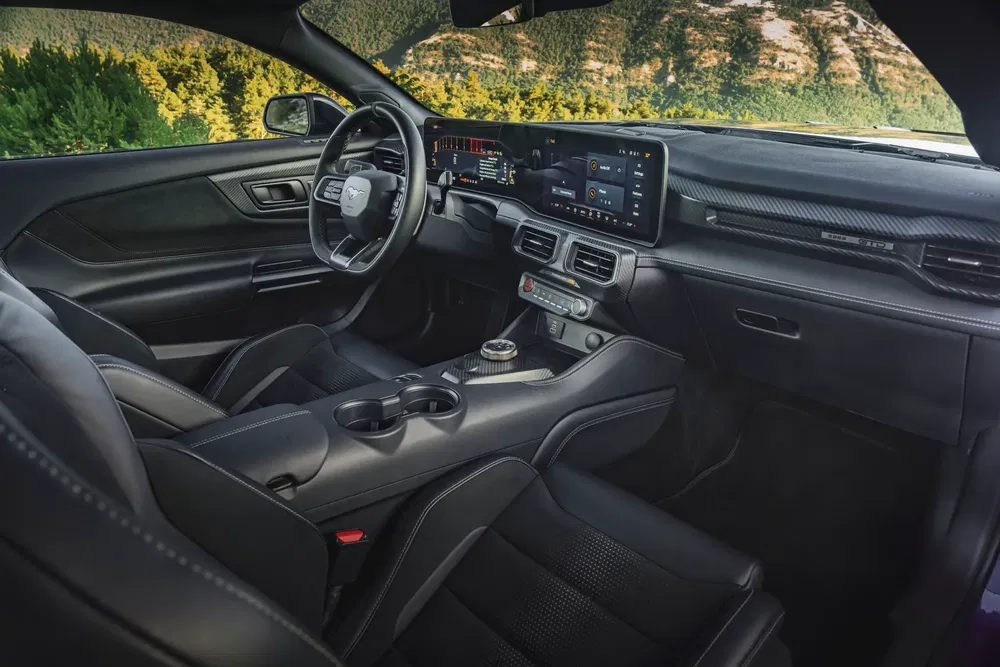 Intérieur moderne de la Ford Mustang avec tableau de bord numérique et finitions en cuir.