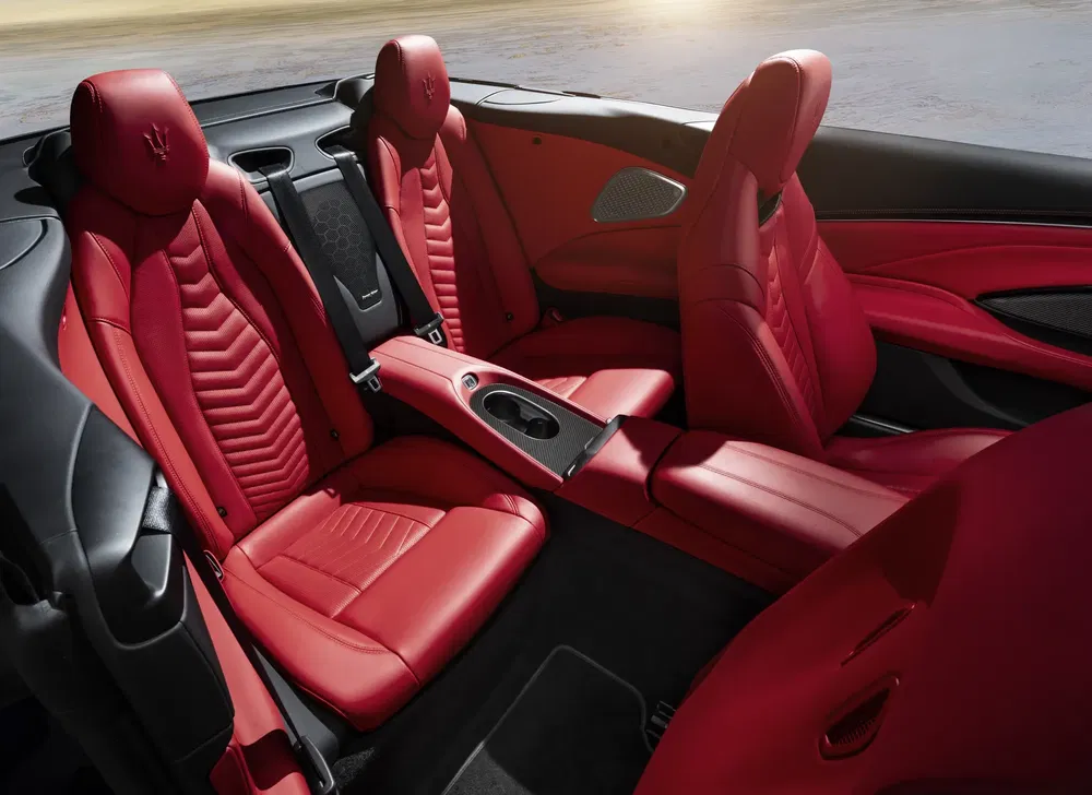 Maserati GranCabrio Trofeo 2024 habitacle en cuir rouge