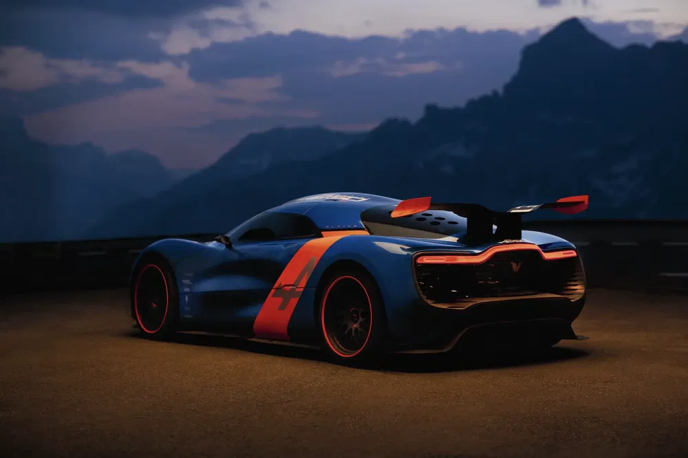 Bugatti Chiron en édition spéciale avec design sportif, au crépuscule sur une route montagneuse.