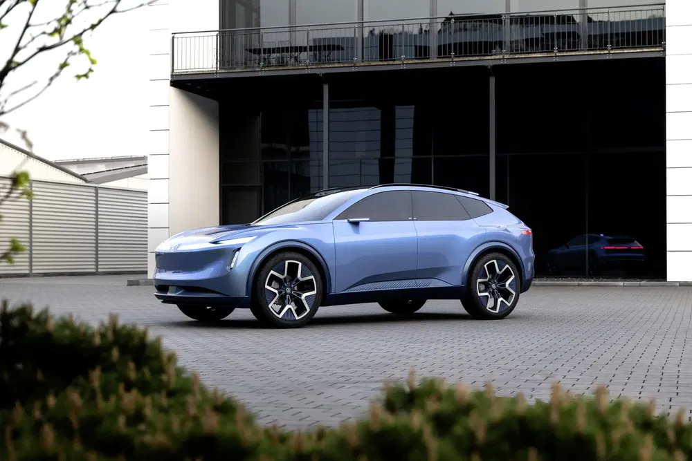 Elektrische blauwe concept car Subaru voor een modern gebouw.