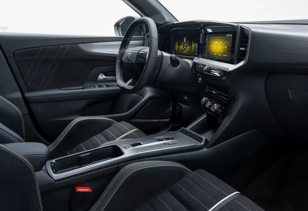Moderne interieur van een Peugeot 508 met touchscreen en leren afwerking.