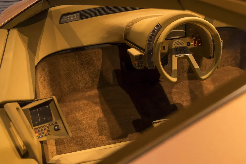 Futuristisch interieur van conceptauto met uniek stuur en geïntegreerd display.