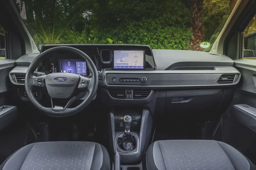 Moderne Ford Transit Connect interieur met ergonomisch stuurwiel en touchscreen.