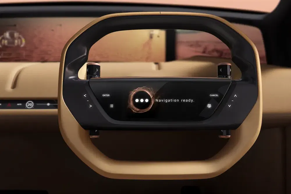 Intérieur d'une voiture avec un volant futuriste et écran numérique pour la navigation.