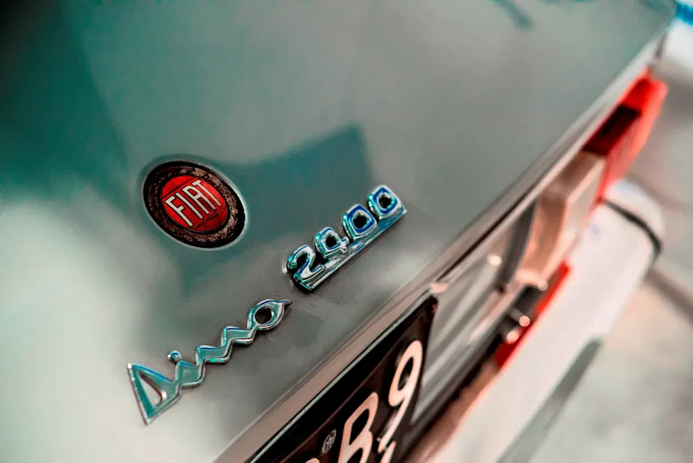Détail arrière de la Fiat Dino 2400 avec emblème et plaque d'immatriculation.