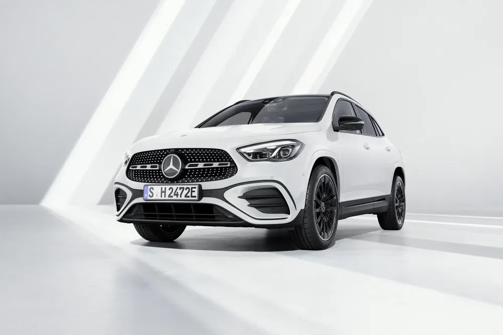 Moderne, witte Mercedes-Benz SUV in een studio, elegant en innovatief design.