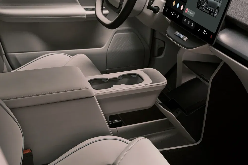 Intérieur moderne d'une voiture électrique avec écran tactile et console centrale élégante.