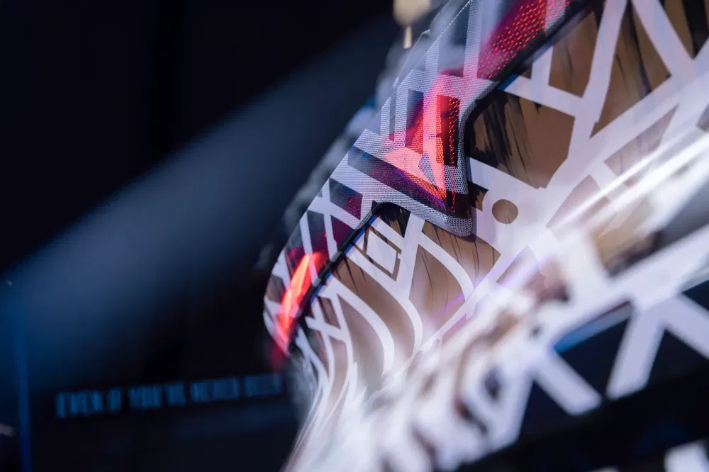 Achterzijde van auto met geometrische patronen en futuristische LED-achterlichten.