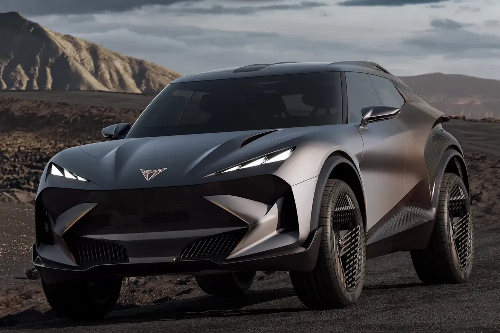 Concept SUV Cupra aux lignes futuristes sur fond de paysage désertique.