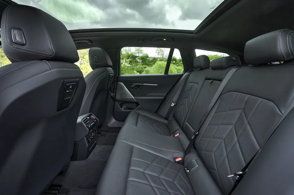 Intérieur luxueux de voiture SUV avec sièges en cuir et toit panoramique vitré.