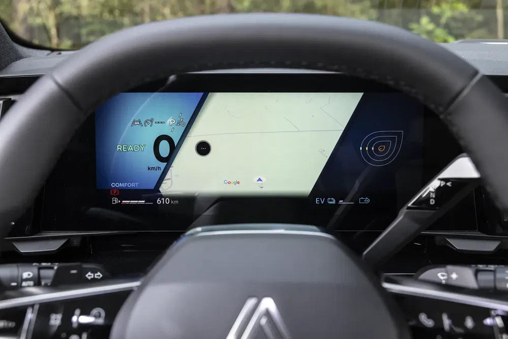 Tableau de bord numérique Peugeot 408 montrant la vitesse et la carte de navigation intégrée.