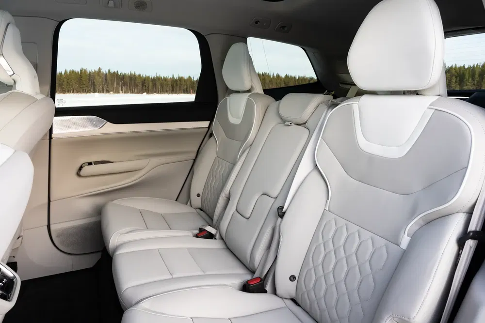 Intérieur luxueux du SUV Kia Sorento avec sièges arrière en cuir blanc.