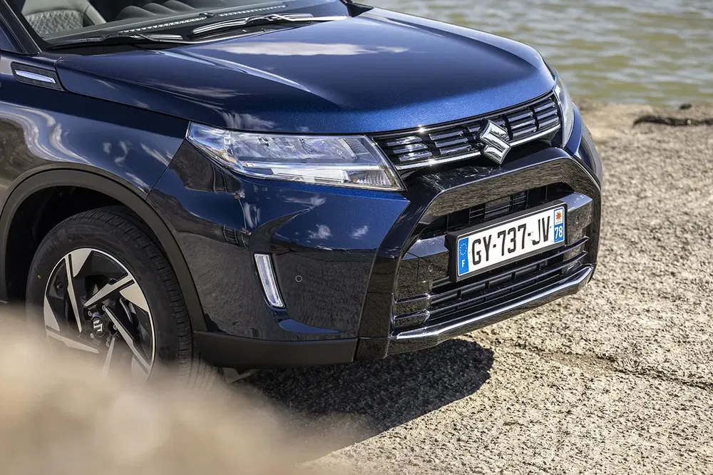Gros plan sur l'avant du Suzuki, dynamique et élégant en bord de mer.