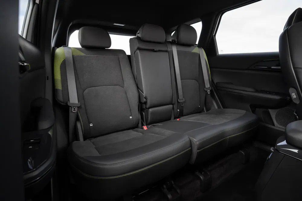 Sièges arrière du SUV Honda ZR-V, revêtement en cuir noir et détails verts.