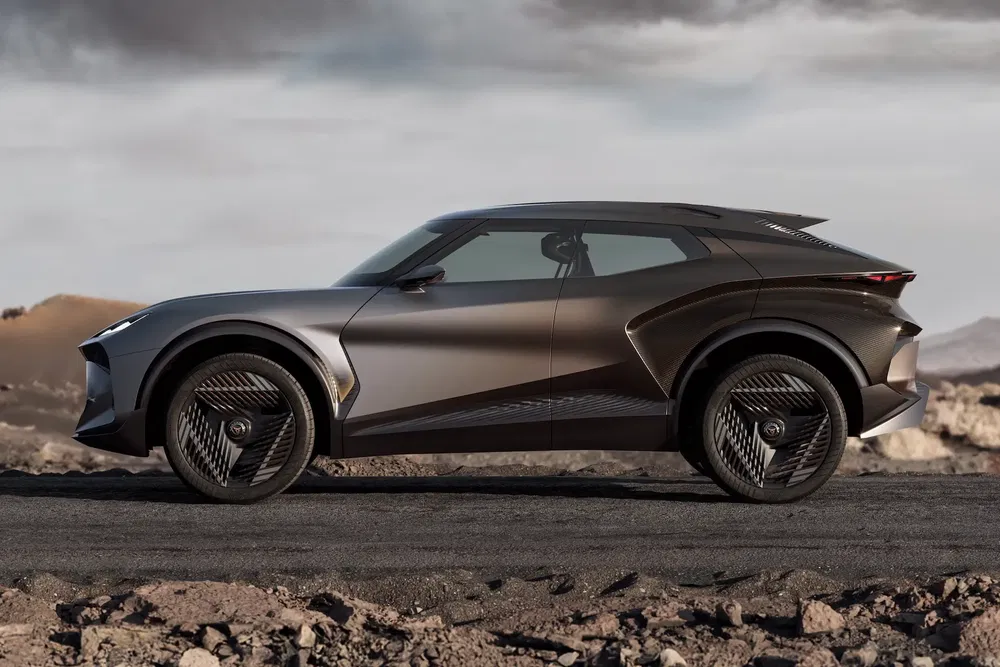 Concept car SUV futuriste sur route désertique, design aérodynamique et roues élégantes.