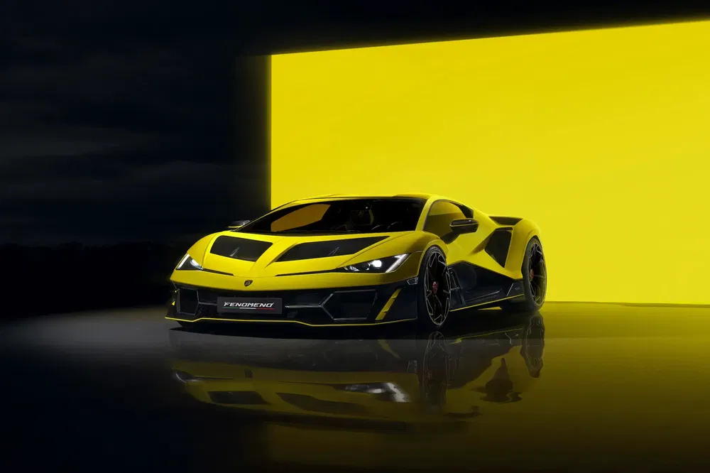 Lamborghini jaune sous un éclairage intense, design sportif et lignes aérodynamiques distinctives.